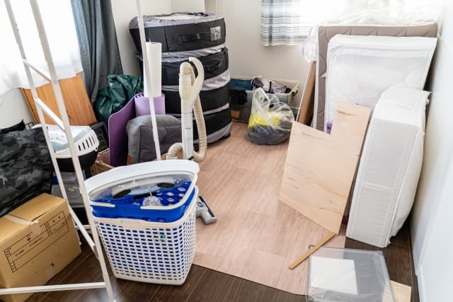 粗大ごみが部屋に乱雑に置かれている